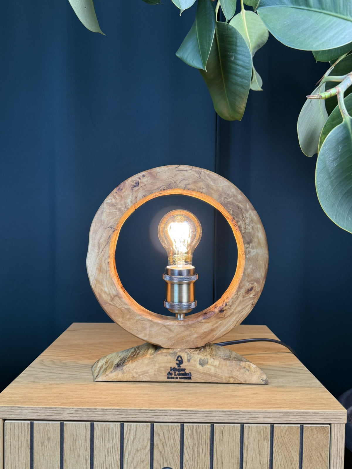 Lampă handmade din lemn masiv
