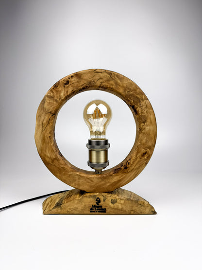 Lampă handmade din lemn masiv