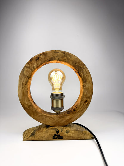 Lampă handmade din lemn masiv