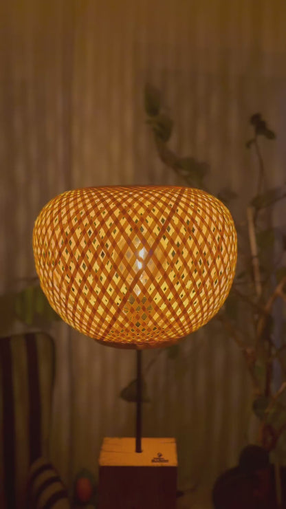 Lampă de podea handmade din brad masiv cu abajur sferic din lemn, bec E27