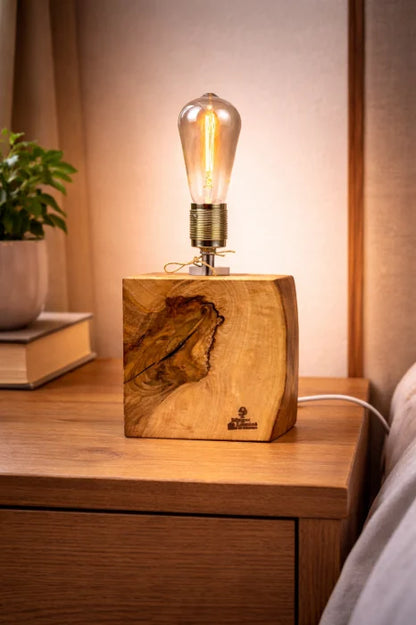 Lampă handmade din bloc de nuc masiv cu nod central, bec Edison