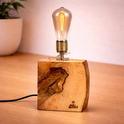 Lampă handmade din bloc de nuc masiv cu nod central, bec Edison