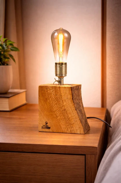 Lampă handmade din bloc de stejar masiv cu muchie vie, bec Edison