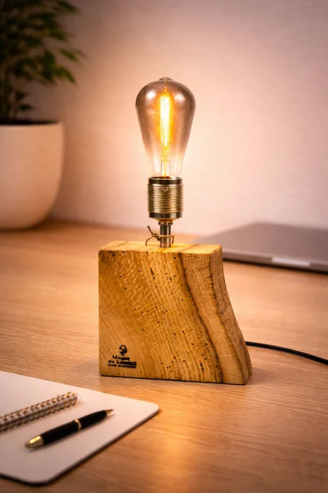 Lampă handmade din bloc de stejar masiv cu muchie vie, bec Edison
