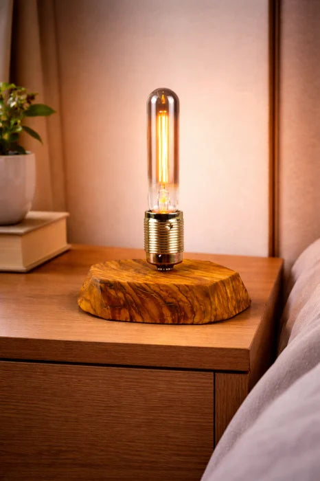 Lampă handmade din măslin masiv cu bază geometrică joasă, bec Edison tub