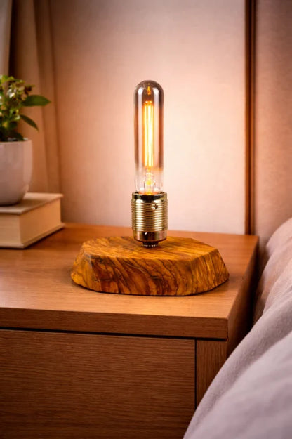 Lampă handmade din măslin masiv cu bază geometrică joasă, bec Edison tub