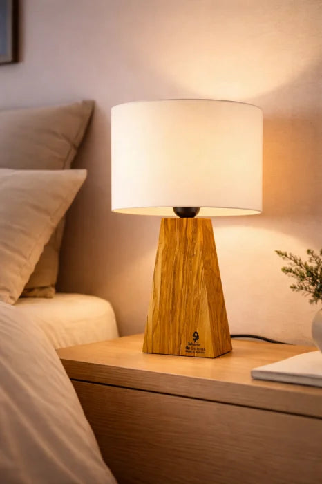 Lampă handmade din măslin masiv cu bază piramidală și abajur textil, bec E27