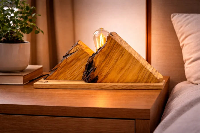 Lampă handmade din măslin masiv cu două forme triunghiulare, bec Edison