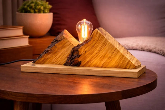 Lampă handmade din măslin masiv cu două forme triunghiulare, bec Edison