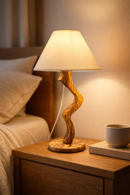 Lampă Mlădița handmade din măslin masiv pe bază stejar, abajur textil, bec E14