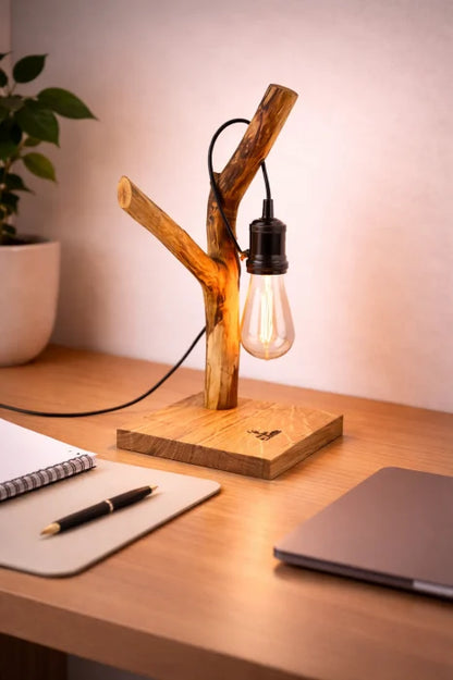 Lampă handmade din stejar cu bec Edison suspendat pe bază stejar