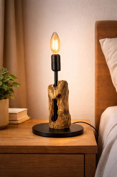 Lampă handmade din stejar recuperat cu gol natural, bază neagră, bec E14