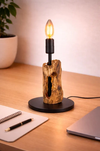Lampă handmade din stejar recuperat cu gol natural, bază neagră, bec E14