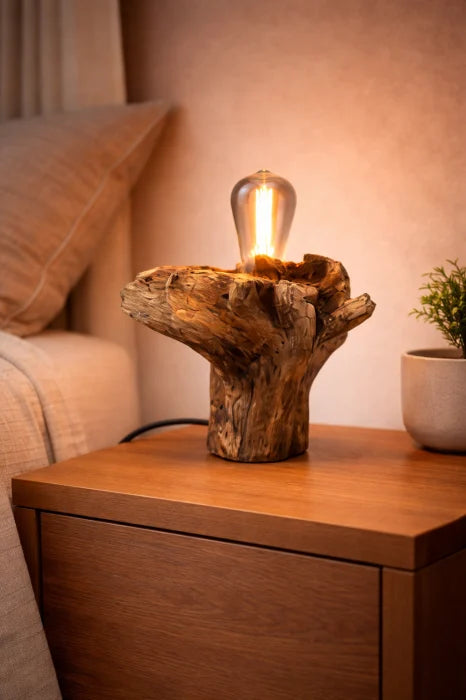 Lampă handmade din trunchi de stejar masiv cu formă organică, bec Edison
