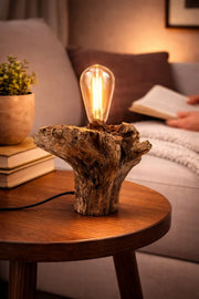 Lampă handmade din trunchi de stejar masiv cu formă organică, bec Edison