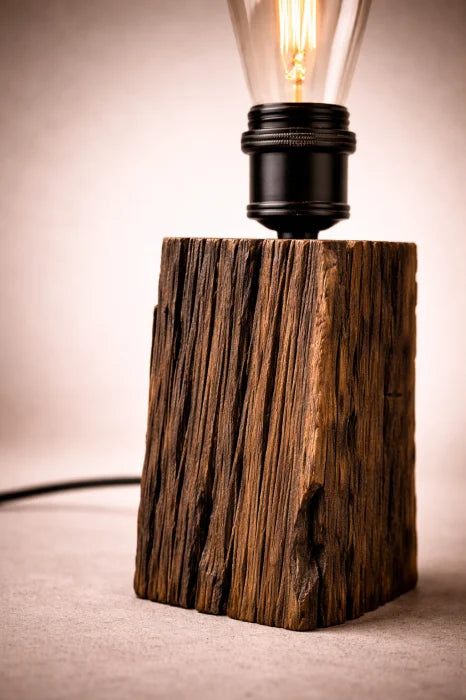 Lampă din trunchi de stejar cu scoarță naturală, bec Edison – handmade