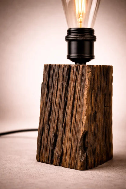 Lampă din trunchi de stejar cu scoarță naturală, bec Edison – handmade